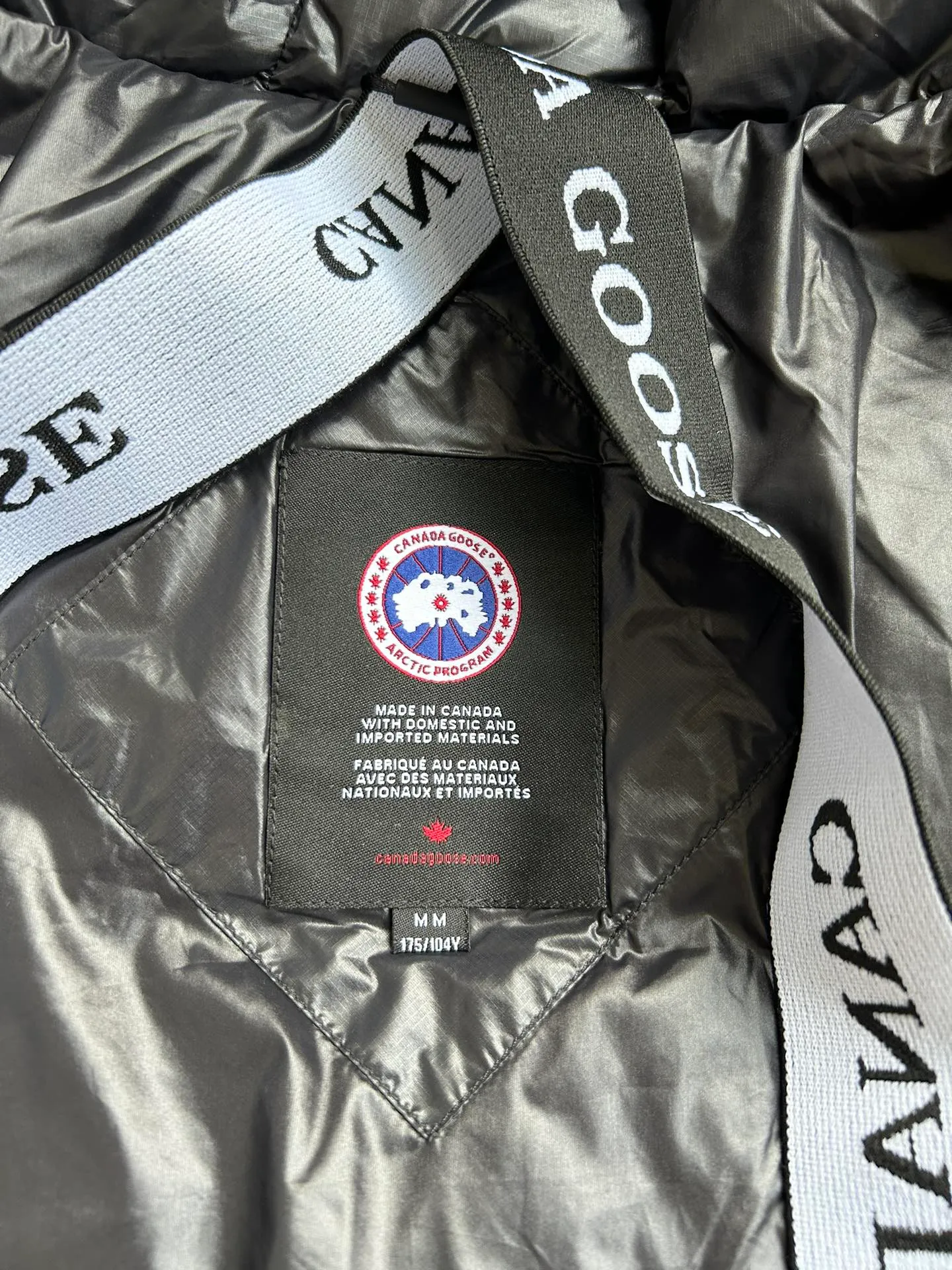 P820 ​​Black Black Label Style No.: Y111 𝘾𝘼𝙉𝘼𝘿𝘼 𝙂𝙊𝙊𝙎𝙀/Canada Goose 2023 Limited New Crofton Puff Down Jacket Pure Guangzhou Inspection 80 White Duck Down Filling‼  Top version, ceiling level‼ Crofton soft bread, the latest style in 2023, has a cold protection effect of up to level 4. It is made of recycled Feather-Light tear-resistant fabric. It is ultra-light and has no weight on the upper body at all! The unique black label highlights your temperament‼  Canada Goose, a Canadian brand, has always been recognized as the warmest down jacket. Various Instagram celebrities, Internet celebrities, and celebrities often wear it for street photos. I do Canada Goose every year, but I still can’t get rid of my love for the geese. No matter how cold the winter is, there is no need to be afraid, because there are geese! Filled with 80% white duck down, Canada Goose is the legendary warmest down jacket and is known as a must-have for Arctic outdoor sports! The most popular down jacket in the world, celebrities are rushing to buy it, it is a must-have! Same style for men and women Size: S~XXL